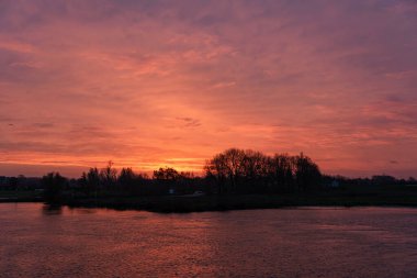 Pırasa nehri ve Rotterdam şehri.