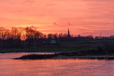 Pırasa nehri ve Rotterdam şehri.