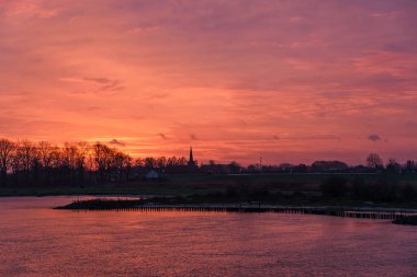 Pırasa nehri ve Rotterdam şehri.