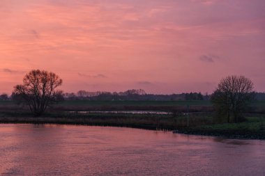 Pırasa nehri ve Rotterdam şehri.