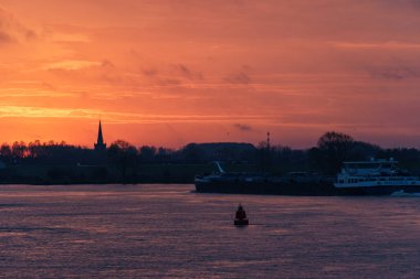 Pırasa nehri ve Rotterdam şehri.