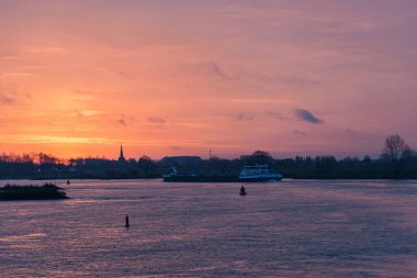 Pırasa nehri ve Rotterdam şehri.