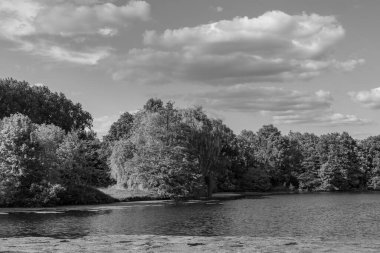 Alman Muensterland 'inde bir gölde bahar akşamı