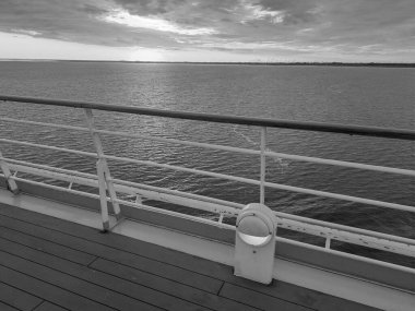 İngiliz Kanalı ve Bisküvi 'de gemi yolculuğu.