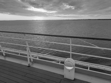 İngiliz Kanalı ve Bisküvi 'de gemi yolculuğu.