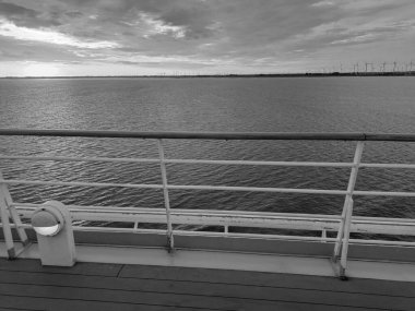 İngiliz Kanalı ve Bisküvi 'de gemi yolculuğu.