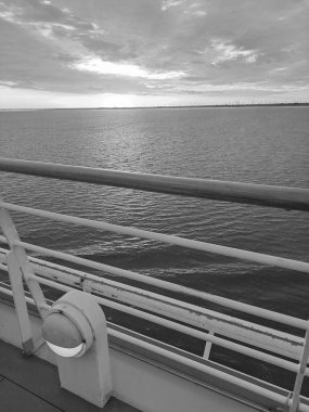 İngiliz Kanalı ve Bisküvi 'de gemi yolculuğu.