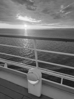 İngiliz Kanalı ve Bisküvi 'de gemi yolculuğu.