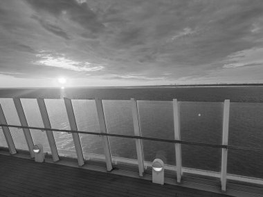 İngiliz Kanalı ve Bisküvi 'de gemi yolculuğu.