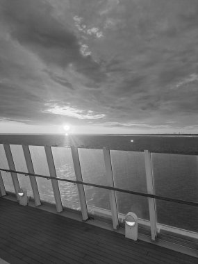 İngiliz Kanalı ve Bisküvi 'de gemi yolculuğu.