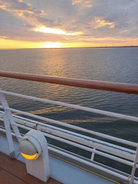 İngiliz Kanalı ve Bisküvi 'de gemi yolculuğu.