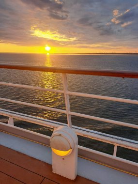 İngiliz Kanalı ve Bisküvi 'de gemi yolculuğu.