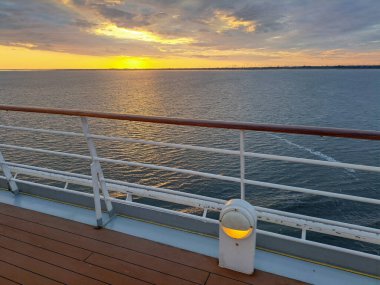 İngiliz Kanalı ve Bisküvi 'de gemi yolculuğu.