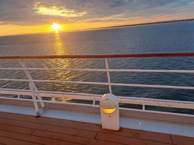 İngiliz Kanalı ve Bisküvi 'de gemi yolculuğu.