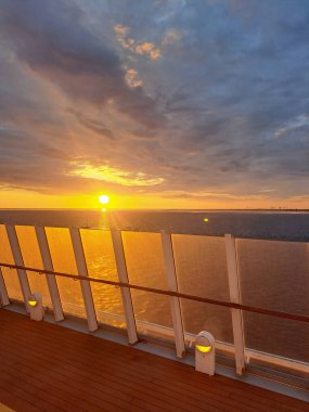 İngiliz Kanalı ve Bisküvi 'de gemi yolculuğu.