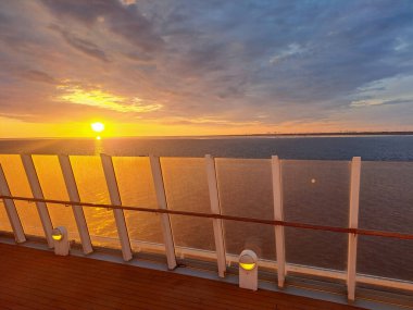 İngiliz Kanalı ve Bisküvi 'de gemi yolculuğu.