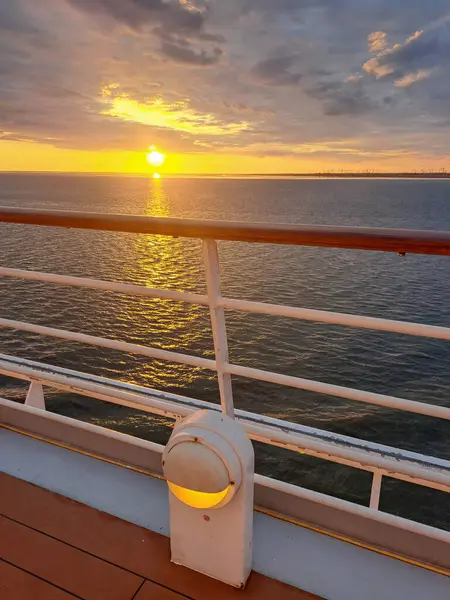 İngiliz Kanalı ve Bisküvi 'de gemi yolculuğu.