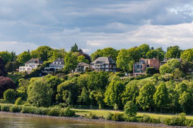 Elbe Nehri 'ndeki Hamburg şehri.