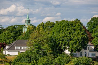 Elbe Nehri 'ndeki Hamburg şehri.