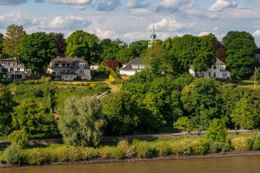 Elbe Nehri 'ndeki Hamburg şehri.
