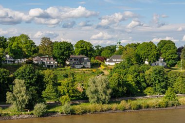 Elbe Nehri 'ndeki Hamburg şehri.