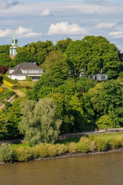 Elbe Nehri 'ndeki Hamburg şehri.
