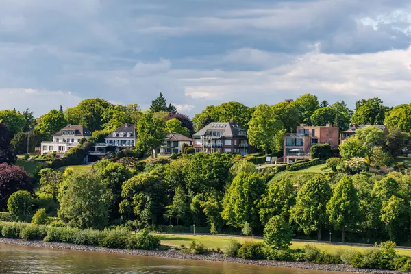 Elbe Nehri 'ndeki Hamburg şehri.