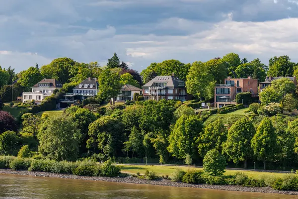 Elbe Nehri 'ndeki Hamburg şehri.