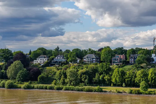 Elbe Nehri 'ndeki Hamburg şehri.