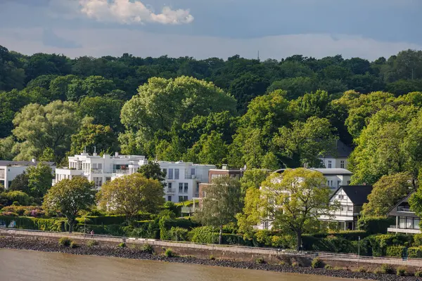 Elbe Nehri 'ndeki Hamburg şehri.