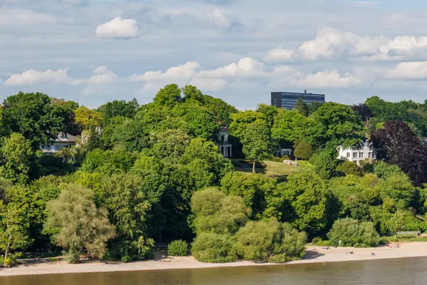 Elbe Nehri 'ndeki Hamburg şehri.