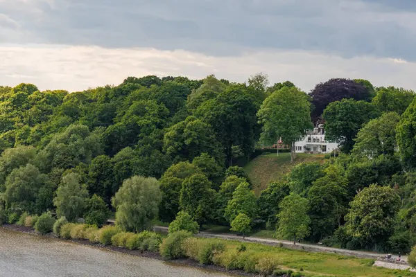 Elbe Nehri 'ndeki Hamburg şehri.
