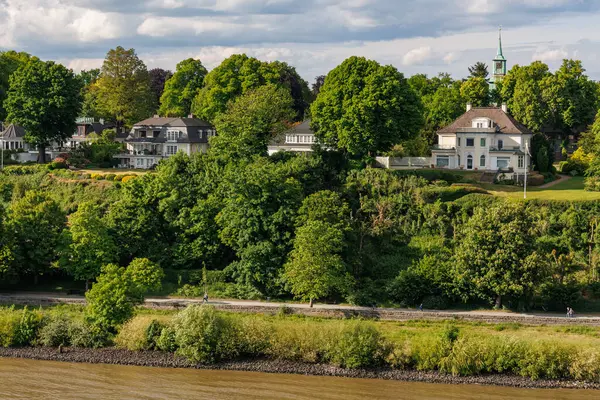Elbe Nehri 'ndeki Hamburg şehri.