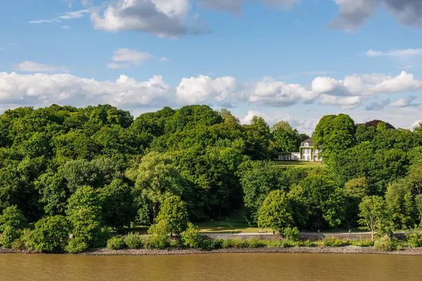 Elbe Nehri 'ndeki Hamburg şehri.