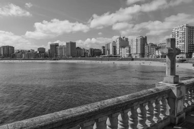 İspanya kıyısındaki Gijon şehri