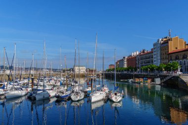 İspanya kıyısındaki Gijon şehri