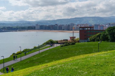 İspanya kıyısındaki Gijon şehri