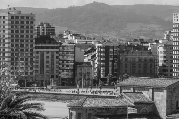 İspanya kıyısındaki Gijon şehri