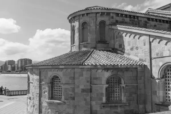 İspanya kıyısındaki Gijon şehri