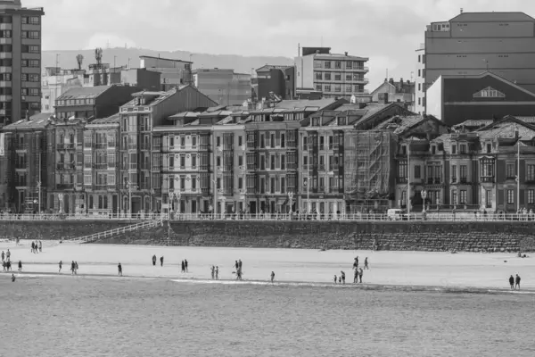 İspanya kıyısındaki Gijon şehri