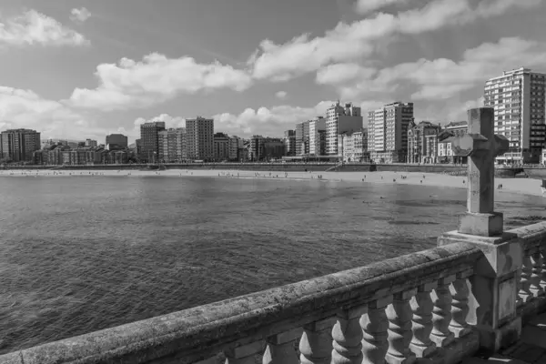 İspanya kıyısındaki Gijon şehri