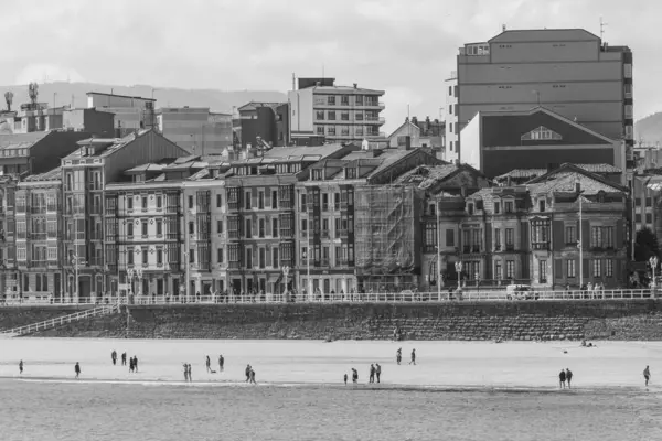 İspanya kıyısındaki Gijon şehri