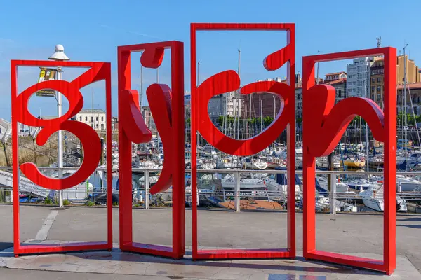 İspanya kıyısındaki Gijon şehri