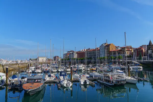 İspanya kıyısındaki Gijon şehri