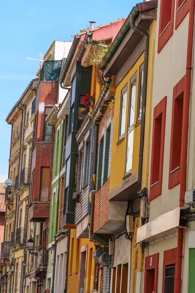 İspanya kıyısındaki Gijon şehri