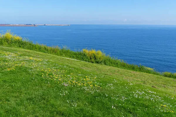 İspanya kıyısındaki Gijon şehri