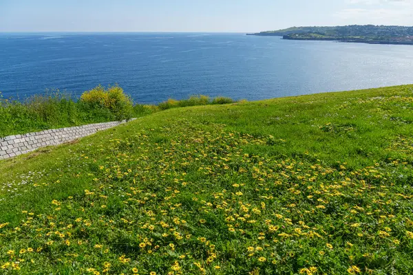 İspanya kıyısındaki Gijon şehri