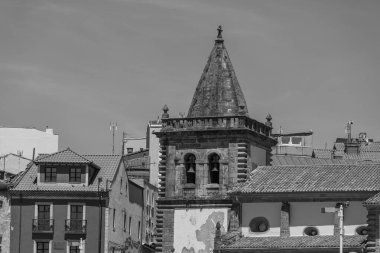 İspanya şehri Gijon denizde.