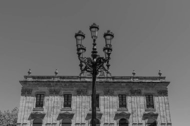 İspanya şehri Gijon denizde.