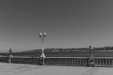 İspanya şehri Gijon denizde.
